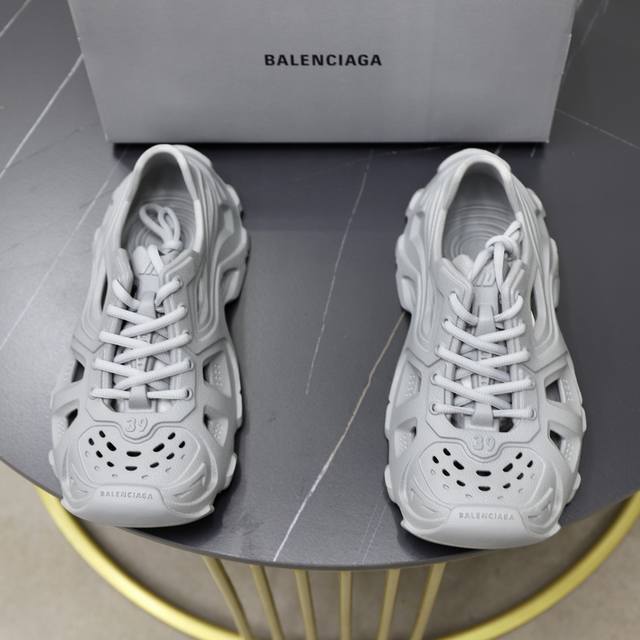 出厂价： 法国高端奢侈品牌-巴黎世家洞洞鞋半拖balenciaga Mold Closed Rubber Sandals”Yellow“克罗斯系列百搭潮流沙滩涉